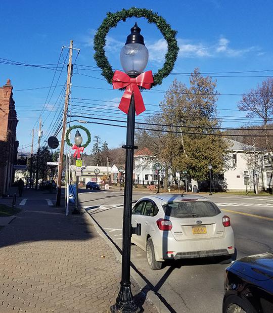 holiday wreath on light pole